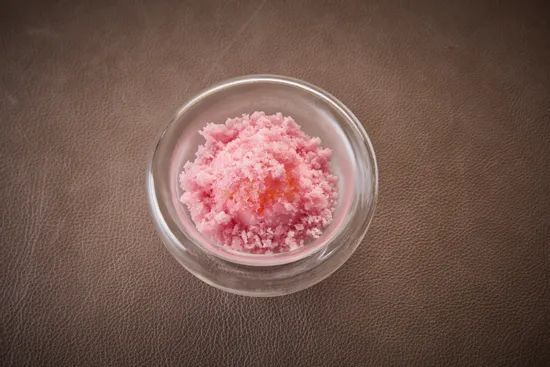 Teller mit Gerichten, Koji – Blüten Sorbet – Birne – Yuzu