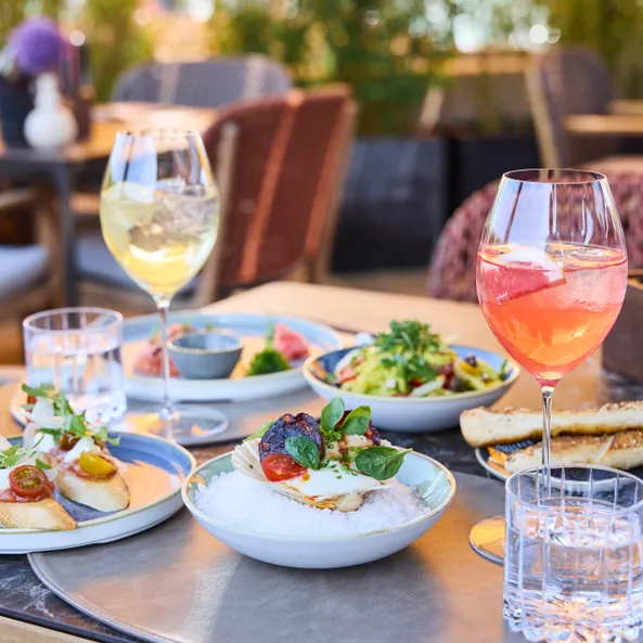 Set table with starters and drinks 