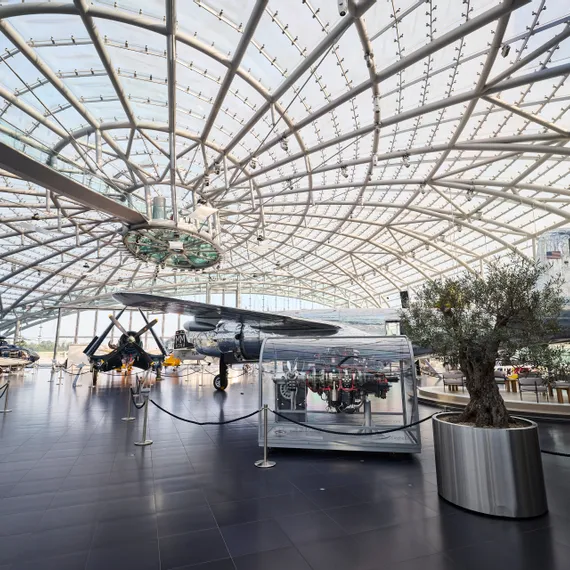 Innenansicht des Hangar-7 mit Glasarchitektur und Ausstellungsexponaten