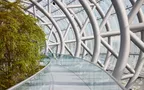 Innenansicht des Hangar-7 mit Glas-Stahl-Architektur