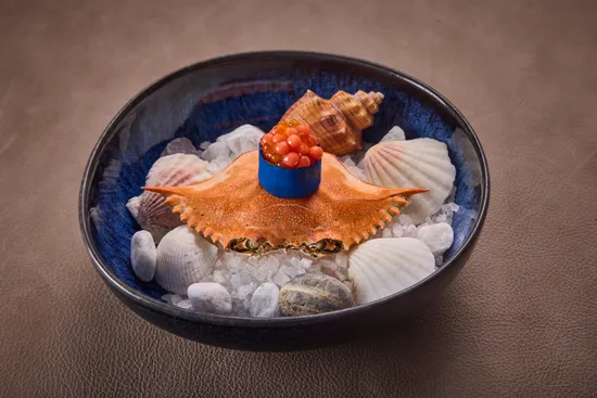 Plate with dish, Blue crab – Spirulina – Nori – Trout caviar
