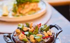 Gedeckter Tisch mit Speisen 
