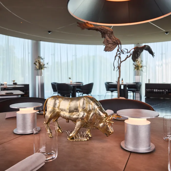 gedeckter Tisch mit Bestecktier Figur 