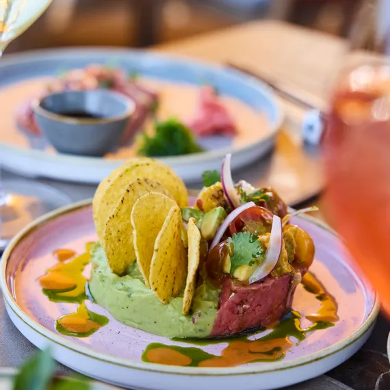 gedeckter Tisch mit Beef Tatar 