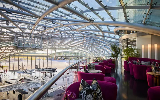 Lounge area with a view of the exhibtionhall