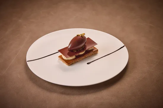 Teller mit Gerichten, Mille-feuille – Banane – Schokolade – Kakaosorbet