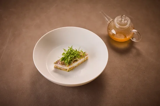 Teller mit Gerichten, Rotbarbe – Meeresfrüchte Consommé – Timut Pfeffer – Koriander