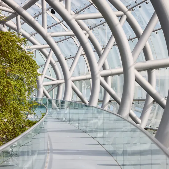 Innenansicht des Hangar-7 mit Glas-Stahl-Architektur