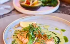 gedeckter Tisch mit Hauptspeisen und Beilagen