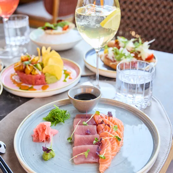 gedeckter Tisch mit Vorspeisen und Drinks