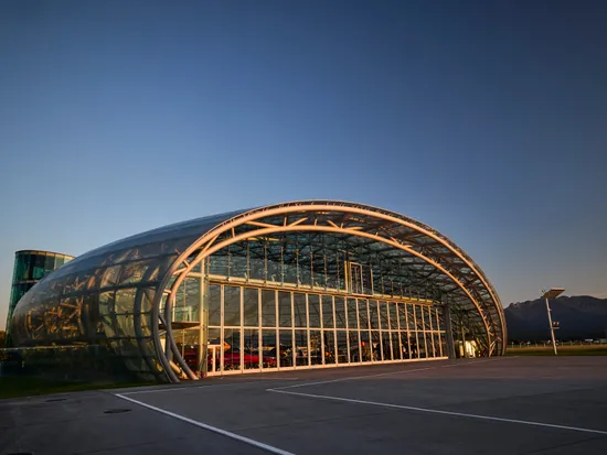 Außenansicht des Hangar-7 bei Sonnenuntergang