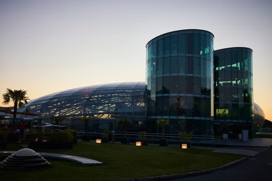Außenansicht des Hangar-7 bei Sonnenuntergang