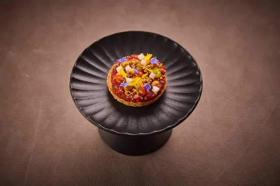 Teller mit Gerichten, Koreanisches Beef Tatar – Gochujang – Nashi Birne