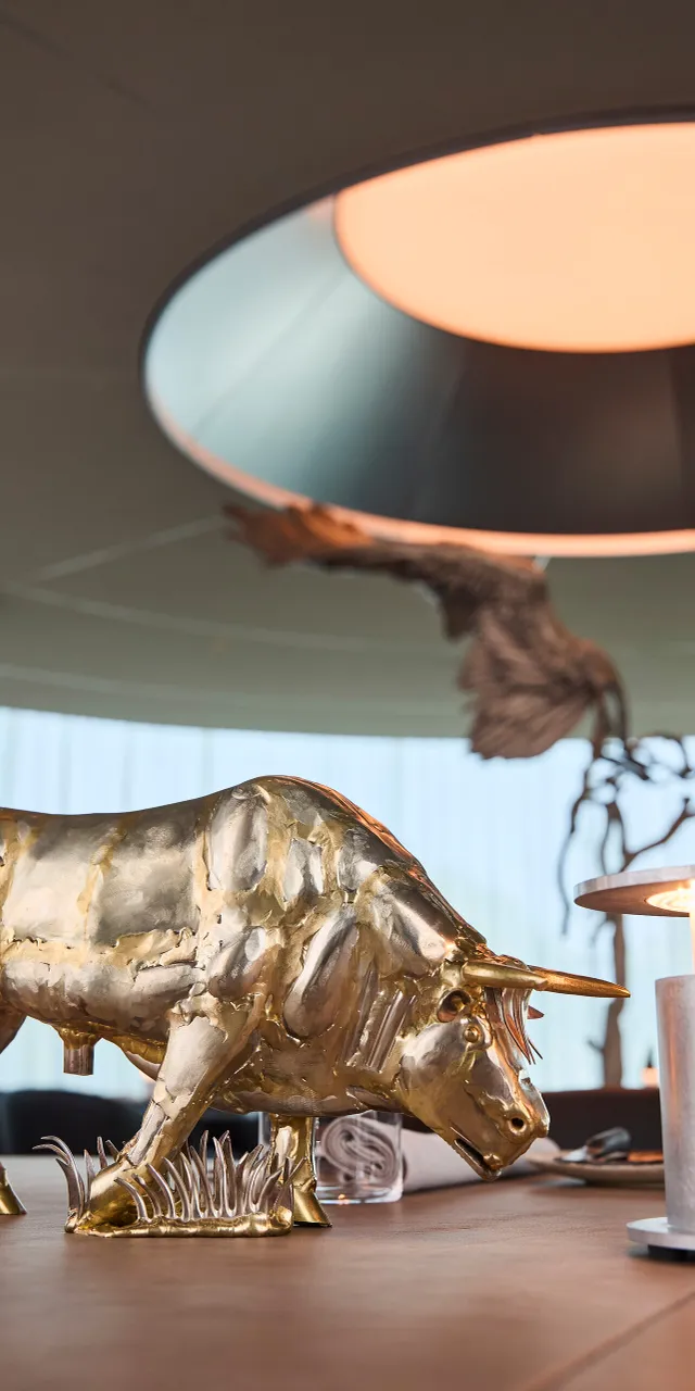 Set table with table sculpture