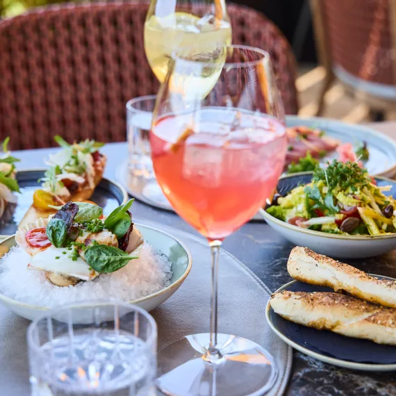 gedeckter Tisch mit Vorspeisen und Drinks 
