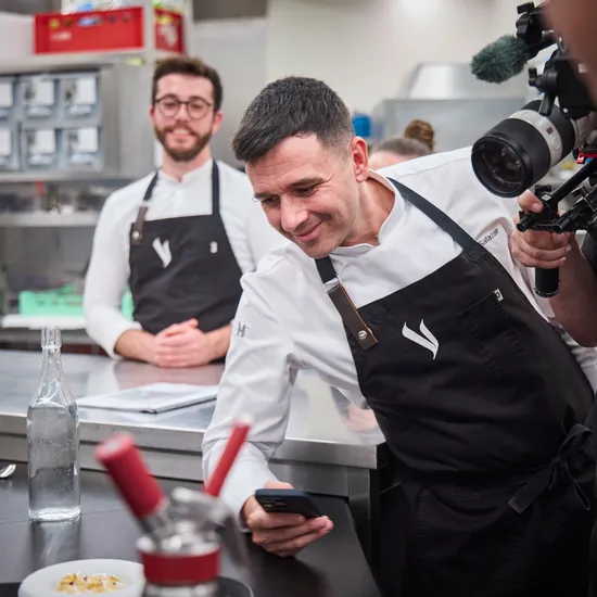 Gastkoch im Dezember 2025, Álvaro Salazar in der Restaurant Ikarus Küche
