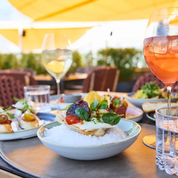 Set table with starters and drinks 