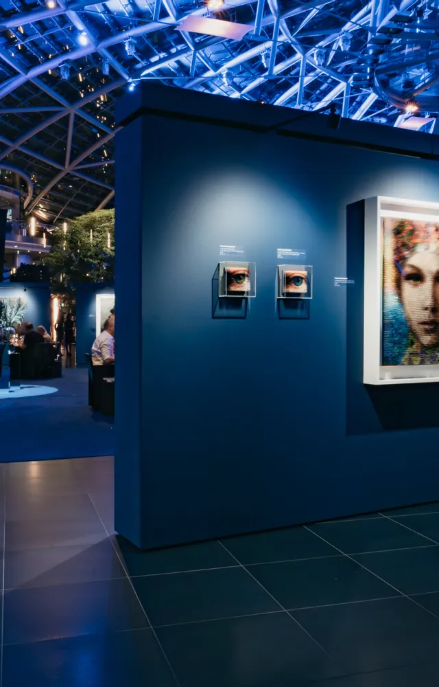 Kunstwerke von Maxim Wakultschik aus der Ausstellung – Beyond the Surface im Ausstellungsbereich des Red Bull Hangar-7