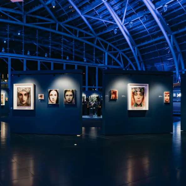 Kunstwerke von Maxim Wakultschik aus der Ausstellung – Beyond the Surface im Ausstellungsbereich des Red Bull Hangar-7