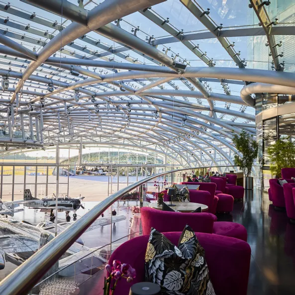 Lounge area with a view of the exhibtionhall