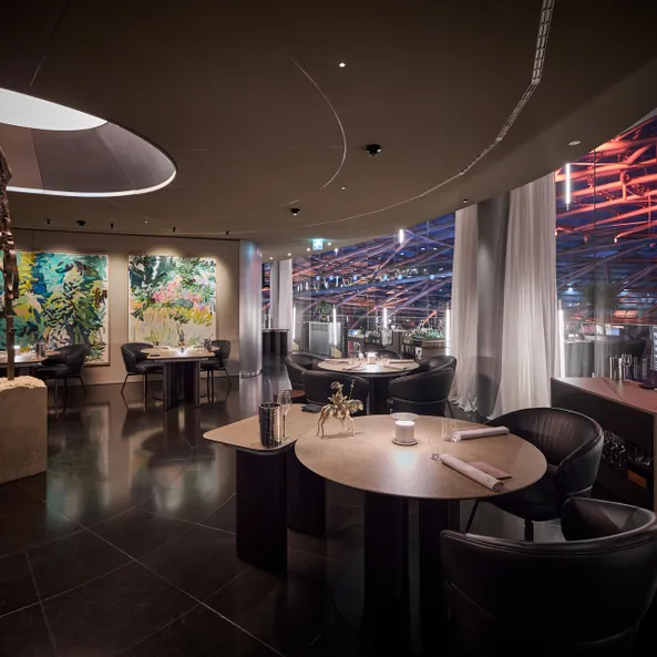 Restaurant Ikarus at night