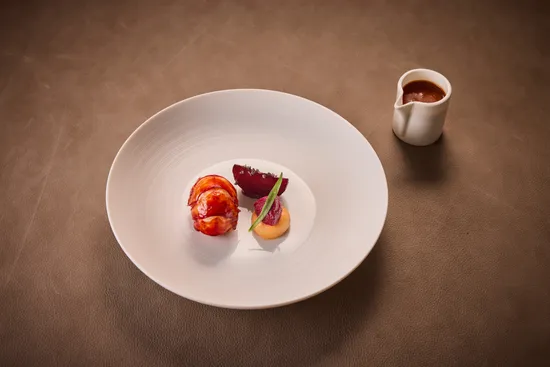 Teller mit Gerichten, Bretonischer Hummer – Rote Bete – Schokolade – Ruby Sauce